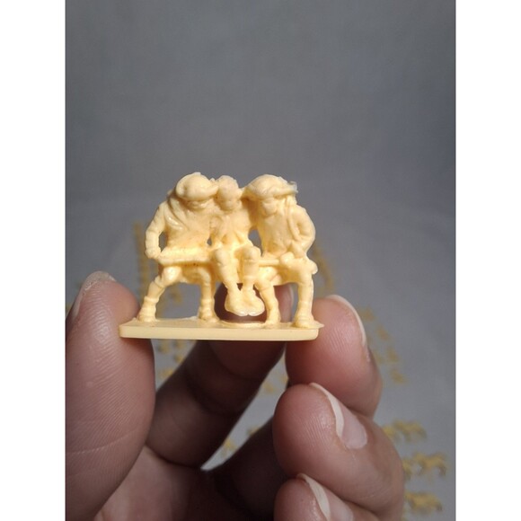 Vintage Airfix Lot Yellow 1/72 Army Soldiers Huge Lot Waterloo Assorted
